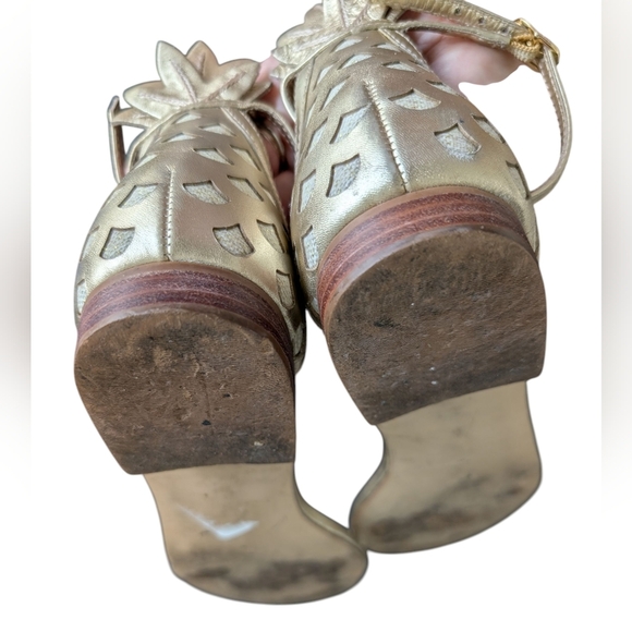 Lilly Pulitzer Gold Laura Pineapple Sandals sz 8.5 - Picture 6 of 7